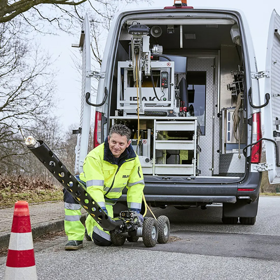 Un technicien BIC qui travaille dans l'assainissement est en train d'analyser les canalisations dans l'Oise grâce à du matériel du haute technologie.
