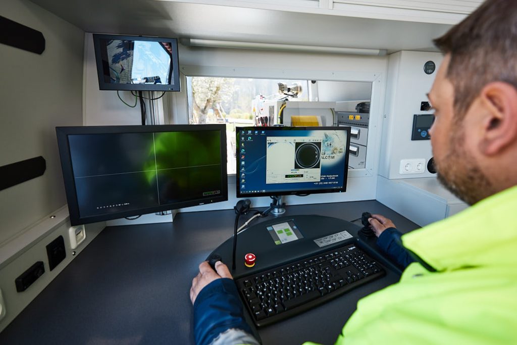 Un technicien BIC qui réalise un diagnostic fiable et rapide des canalisations grâce à la vidéo pour faire un rapport claire et précis.